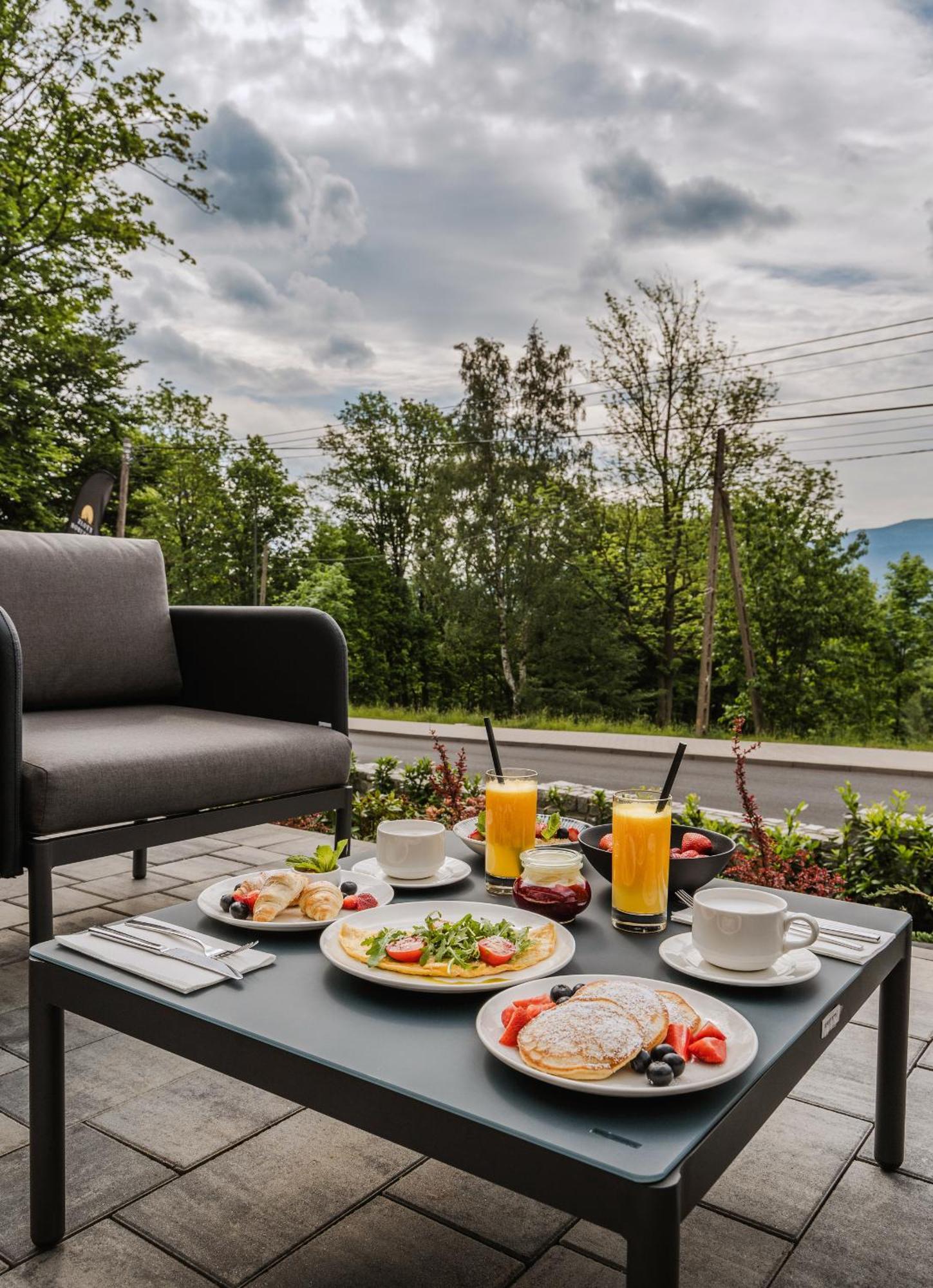 Zloty Horyzont Hotel & Resort ชกลาร์สกา ปอเรมบา ภายนอก รูปภาพ